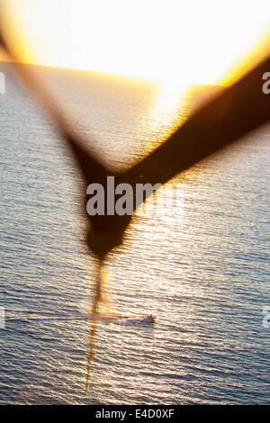 Voler dans le coucher du soleil sur un parachute tiré par un bateau à Mazatlan, Mexique. Banque D'Images
