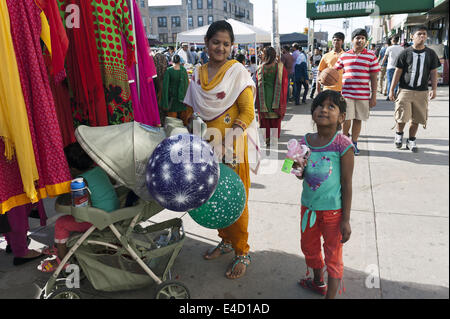 Jeune fille apprécie son nouveau pistolet à bulle, rue du Bangladesh en juste 'Little Bangladesh' à Brooklyn à New York, 2014. Banque D'Images