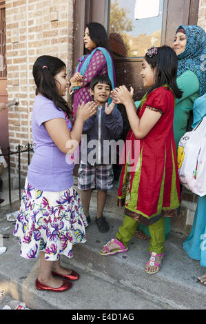 Enfants bangladais jouer jeux de mains dans la rue juste en 'Little Bangladesh' dans la section de Kensington Brooklyn, NY, 2014. Banque D'Images