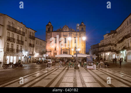 Praça do Giraldo au crépuscule, Evora, Alentejo, Portugal, Europe, UNESCO World Heritage Site Banque D'Images