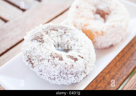 Noix de coco chocolat et vanille donuts sur table en bois, stock photo Banque D'Images