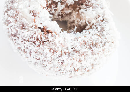 Morceau de beignet au chocolat et à la noix de coco de près, stock photo Banque D'Images