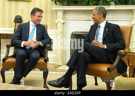 Washington DC, USA. 08 juillet, 2014. Le président américain Barack Obama (R) rencontre avec le Secrétaire général de l'OTAN Anders Fogh Rasmussen dans le bureau ovale de la Maison Blanche à Washington DC, USA, 08 juillet 2014. Obama et Rasmussen s'est réuni pour discuter de la situation en Ukraine et d'autres questions avant le sommet de l'OTAN à Newport, Pays de Galles, en septembre 2014. Dpa : Crédit photo alliance/Alamy Live News Banque D'Images