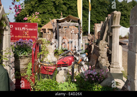 Hampton Court, Royaume-Uni. 8 juillet, 2014. Reliques anciennes dans un jardin à RHS Hampton Court Flower Show 2014 Credit : Keith Larby/Alamy Live News Banque D'Images