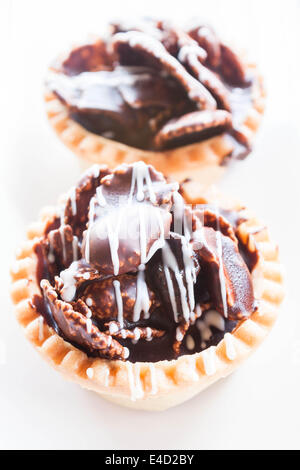 Tartelettes au chocolat croustillant isolé sur fond blanc, stock photo Banque D'Images