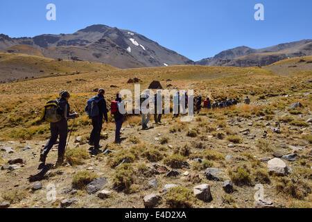 Groupe de personnes randonnées sur Hesarshal plateau, Takht-e Suleyman, massif de montagnes Alborz, province de Mazandaran, la Perse, l'Iran Banque D'Images