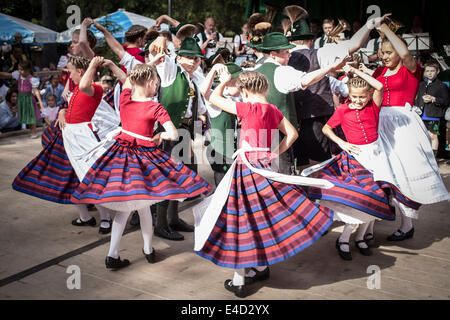 Forest Festival du FC Real Kreuth à Leonhardstoana Hof, les enfants d'un costume traditionnel et Plattler groupe exécutant, Höganäs Banque D'Images