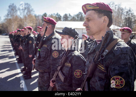 Cérémonie de prestation de serment de volontaires après trois semaines de formation militaire, dans les motifs de la Garde nationale de l'Ukraine à Nova Banque D'Images