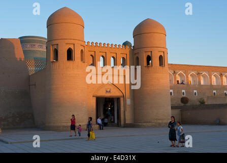 Mur de la ville, Itchan Kala, Khiva, Ouzbékistan Banque D'Images