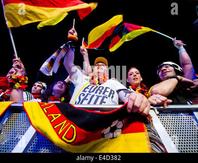 Berlin, Allemagne. 08 juillet, 2014. Allemagne fans cheer durant la Coupe du Monde 2014 match de demi-finale entre l'Allemagne et le Brésil à l'affichage public de la porte de Brandebourg à Berlin, Allemagne, 08 juillet 2014. L'Allemagne a gagné 7-1. Photo : Daniel Bockwoldt/dpa/Alamy Live News Banque D'Images