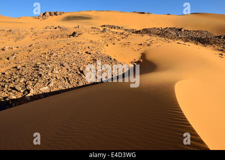 Dunes Noires, dunes de sable sur Tadrart plateau, le Tassili n'Ajjer National Park, UNESCO World Heritage Site, Sahara, Algérie Banque D'Images