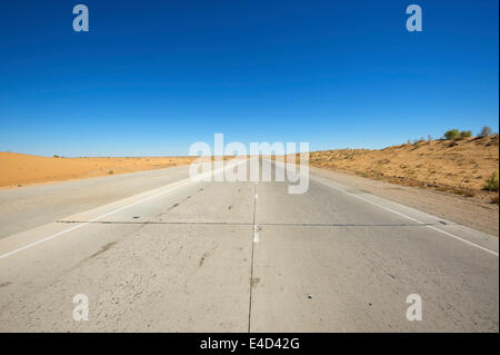 Road dans le désert Kyzyl Kum, Ouzbékistan Banque D'Images