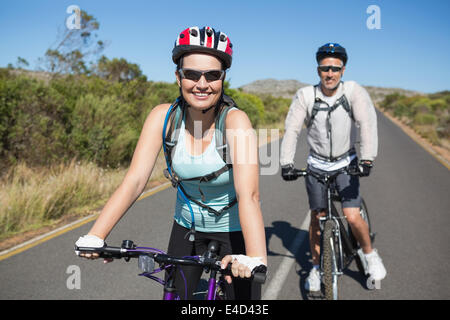 Heureux couple va mettre en place une balade à vélo dans la campagne Banque D'Images