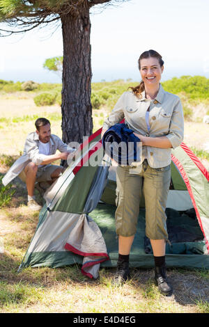 Couple de plein établir le campement à la campagne Banque D'Images