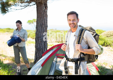 Couple de plein établir le campement à la campagne Banque D'Images