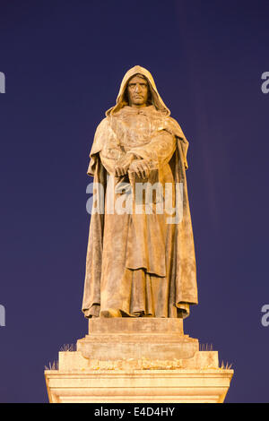 Statue de Giordano Bruno, Campo de' Fiori, la nuit, Rome, Latium, Italie Banque D'Images