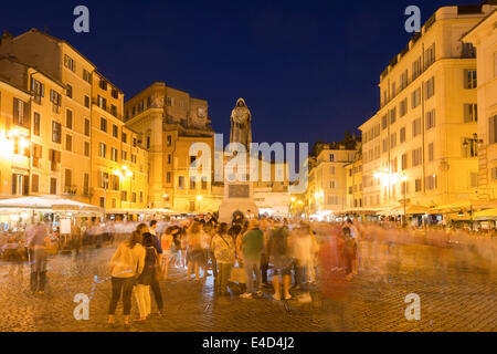 Campo de' Fiori avec la statue de Giordano Bruno, la nuit, Rome, Latium, Italie Banque D'Images