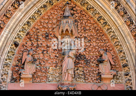 La Vierge Marie avec l'ange dans le tympan du portail de l'église gothique St Elizabeth, Marburg, Hesse, Allemagne Banque D'Images