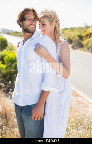 Couple attrayant par la route Banque D'Images