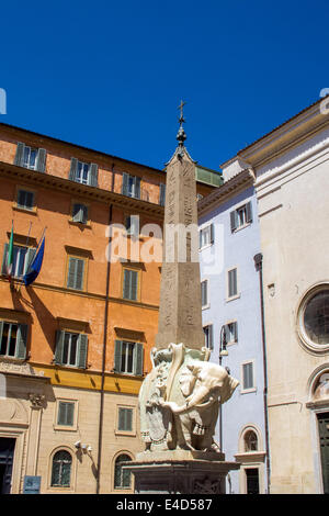 L'Elefantino statue conçue par Bernini standing in Piazza della Minerva à Rome Banque D'Images