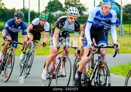 Les cyclistes de compétition au critérium sur l'événement du circuit du cycle dédié à York York Yorkshire Village Sport Banque D'Images