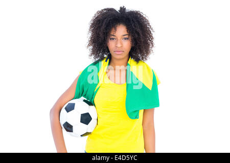 Jolie tenue fan de football drapeau brésilien looking at camera Banque D'Images