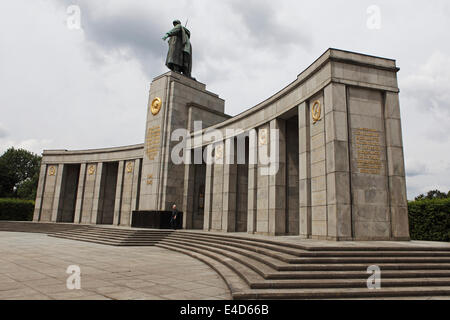 Monument commémoratif de guerre soviétique sur la Strasse des 17 Junis à Berlin, Allemagne. Le monument se dresse en l'honneur des troupes soviétiques tombés duri Banque D'Images