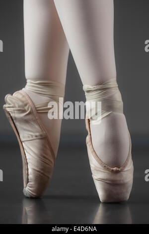 Ballerina standing en pointe dans les chaussons de ballet Banque D'Images