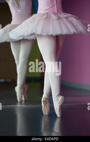 Ballerine gracieuse standing en pointe in front of mirror Banque D'Images