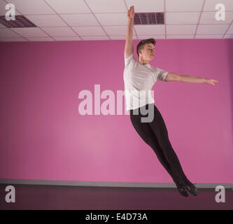 L'accent male ballet dancer leaping jusqu Banque D'Images