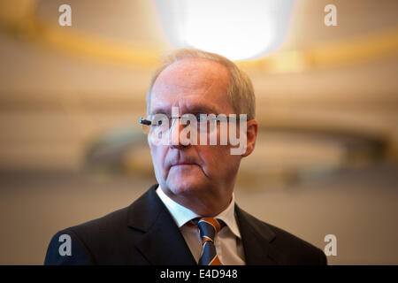 Hambourg, Allemagne. 09 juillet, 2014. L'ancien président de la HSH Nordbank, Hans Berger, se tient dans la salle d'audience de la Cour régionale de Hambourg, Allemagne, 09 juillet 2014. Berger a été acquitté de l'accusation de détournement de fonds dans un cas particulièrement grave. Photo : Christian Charisius/dpa/Alamy Live News Banque D'Images