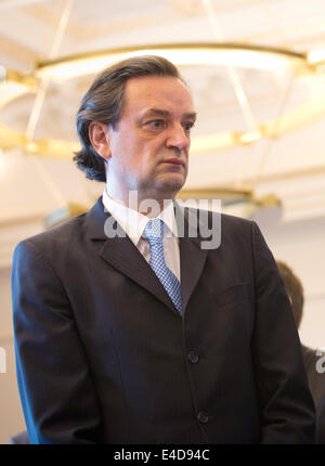 Hambourg, Allemagne. 09 juillet, 2014. L'ex-président et chef des finances de la HSH Nordbank, Dirk Jens Nonnenmacher, se tient dans la salle d'audience de la Cour régionale de Hambourg, Allemagne, 09 juillet 2014. Le tribunal régional de Hambourg a acquitté tous les anciens gestionnaires de la HSH Nordbank de l'accusation de détournement de fonds dans un cas particulièrement grave. Photo : Christian Charisius/dpa/Alamy Live News Banque D'Images