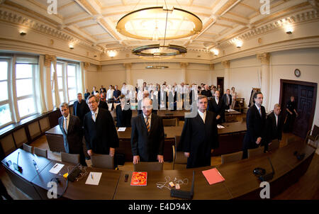 Hambourg, Allemagne. 09 juillet, 2014. L'ex-président et chef des finances de la HSH Nordbank, Dirk Jens Nonnenmacher (2-R), son prédécesseur Hans Berger (3-L), ancien président du marché des capitaux Jochen Friedrich (avant-L) et d'autres défendeurs avec leurs avocats sont au début de l'essai dans la salle d'audience de la Cour régionale de Hambourg, Allemagne, 09 juillet 2014. Le tribunal régional de Hambourg a acquitté tous les anciens gestionnaires de la HSH Nordbank de l'accusation de détournement de fonds dans un cas particulièrement grave. Photo : Christian Charisius/dpa/Alamy Live News Banque D'Images