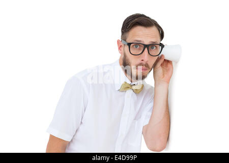 Homme d'écoute indiscrète avec cuvette de geek Banque D'Images