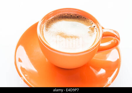 Coups de double espresso dans tasse isolé sur fond blanc Banque D'Images