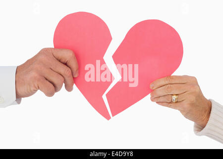Couple holding a broken heart papier Banque D'Images