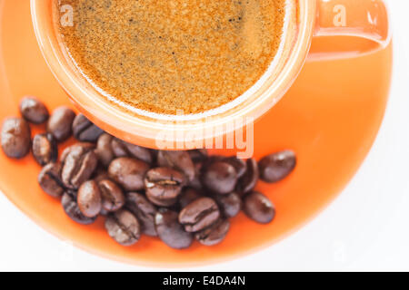 Grain de café et d'espresso isolé sur fond blanc Banque D'Images