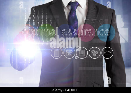 Businessman touching les mots sur l'interface d'assurance optimale Banque D'Images