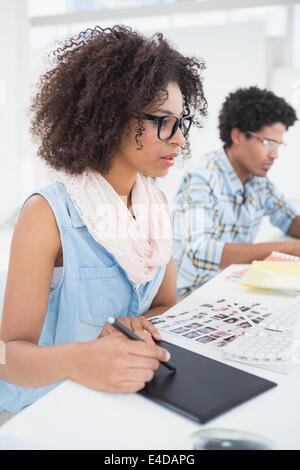 Les jeunes de l'équipe de conception ciblée working at desk Banque D'Images