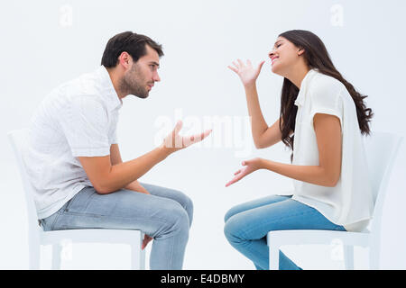 Couple assis sur des chaises en faisant valoir Banque D'Images