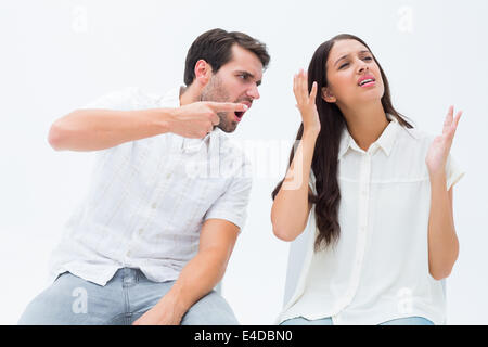 Couple assis sur des chaises en faisant valoir Banque D'Images