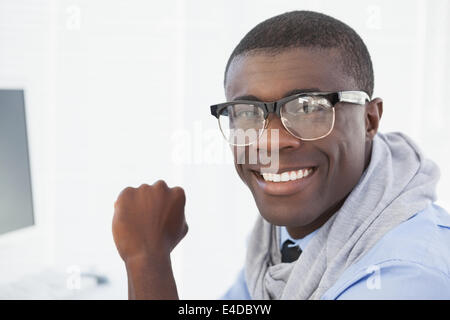 Hipster businessman smiling at his desk Banque D'Images