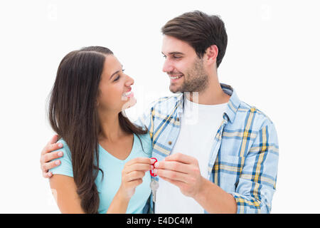 Happy young couple holding nouvelle clé de la maison Banque D'Images