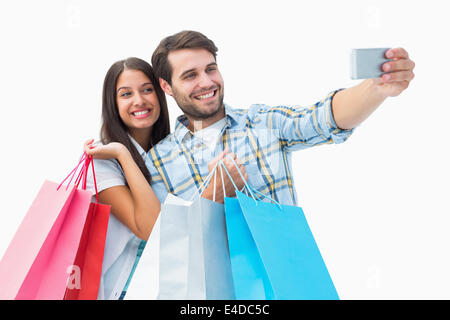 Attractive young couple with shopping bags selfies prendre une Banque D'Images