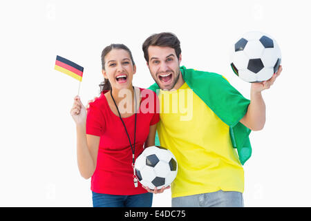 Fan de football couple cheering and smiling at camera Banque D'Images