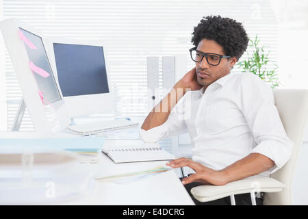 Hipster businessman working at his desk Banque D'Images