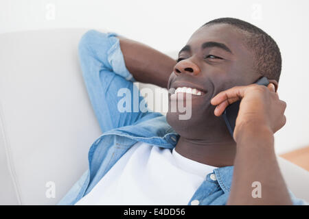 Casual man talking on phone Banque D'Images