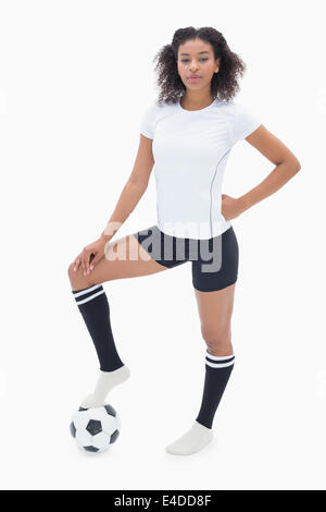 Jolie jeune fille avec son football Banque D'Images