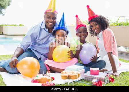 Famille heureuse de célébrer un anniversaire ensemble dans le jardin Banque D'Images