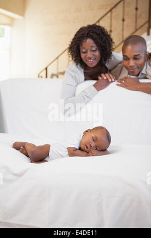 Bébé garçon dormir paisiblement sur la table vu par les parents Banque D'Images